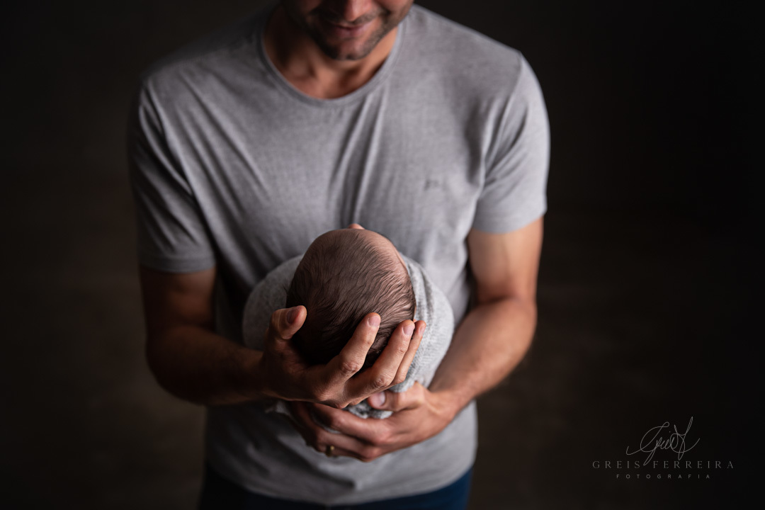ensaio newborn recem nascido fotografia de bebe menino com familia pai