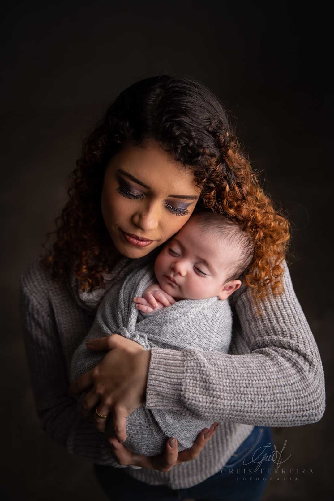 ensaio newborn recem nascido fotografia de bebe menino com familia mae
