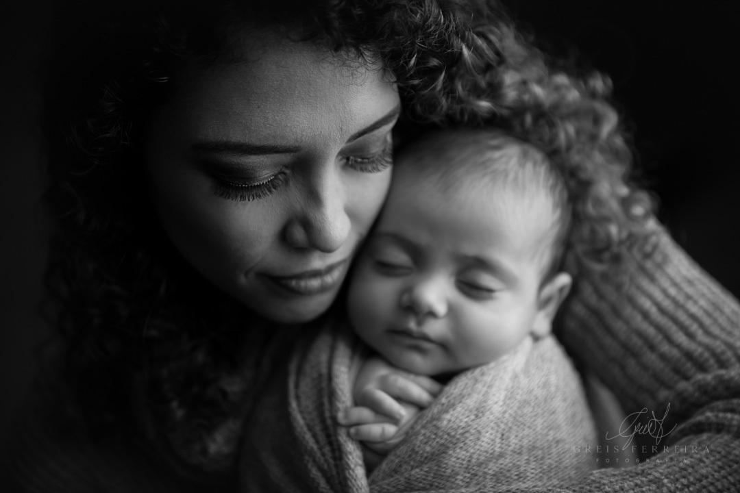 ensaio newborn recem nascido fotografia de bebe menino com familia mae
