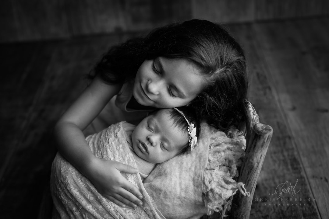ensaio newborn recem nascido fotografia de bebe menina com familia irma