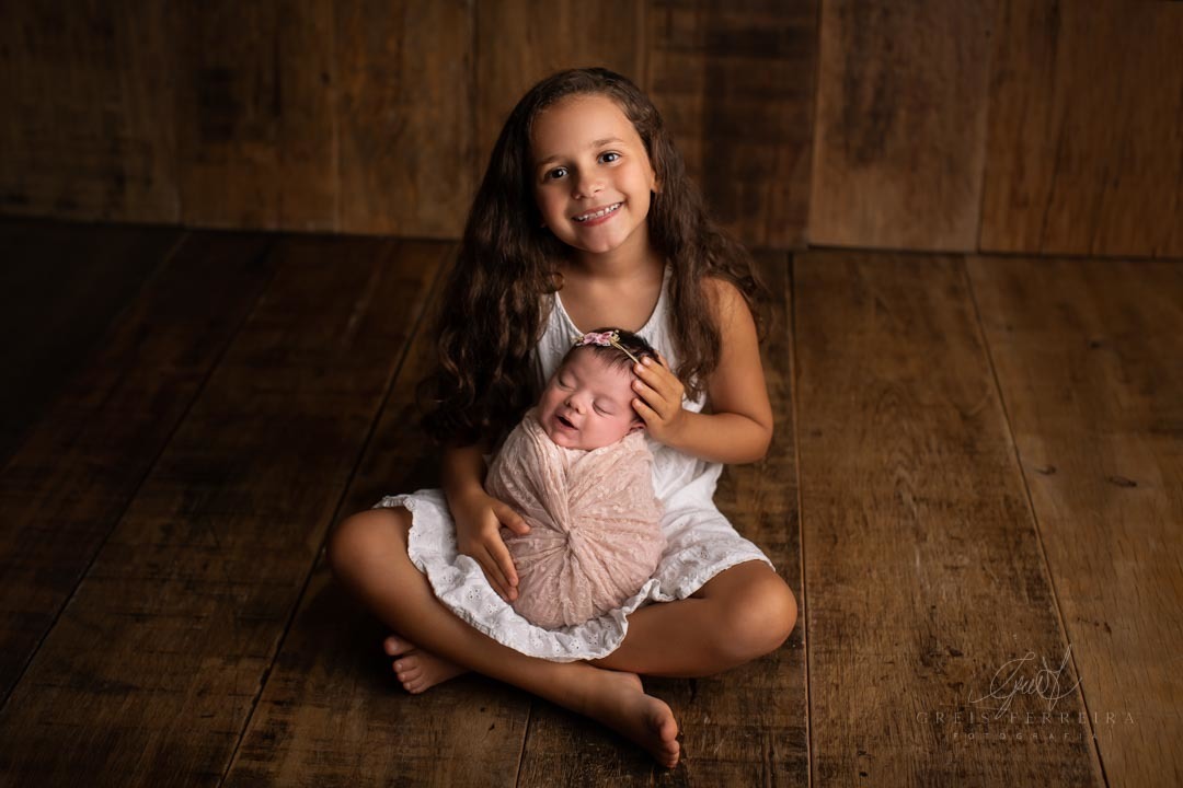 ensaio newborn recem nascido fotografia de bebe menina com familia irma