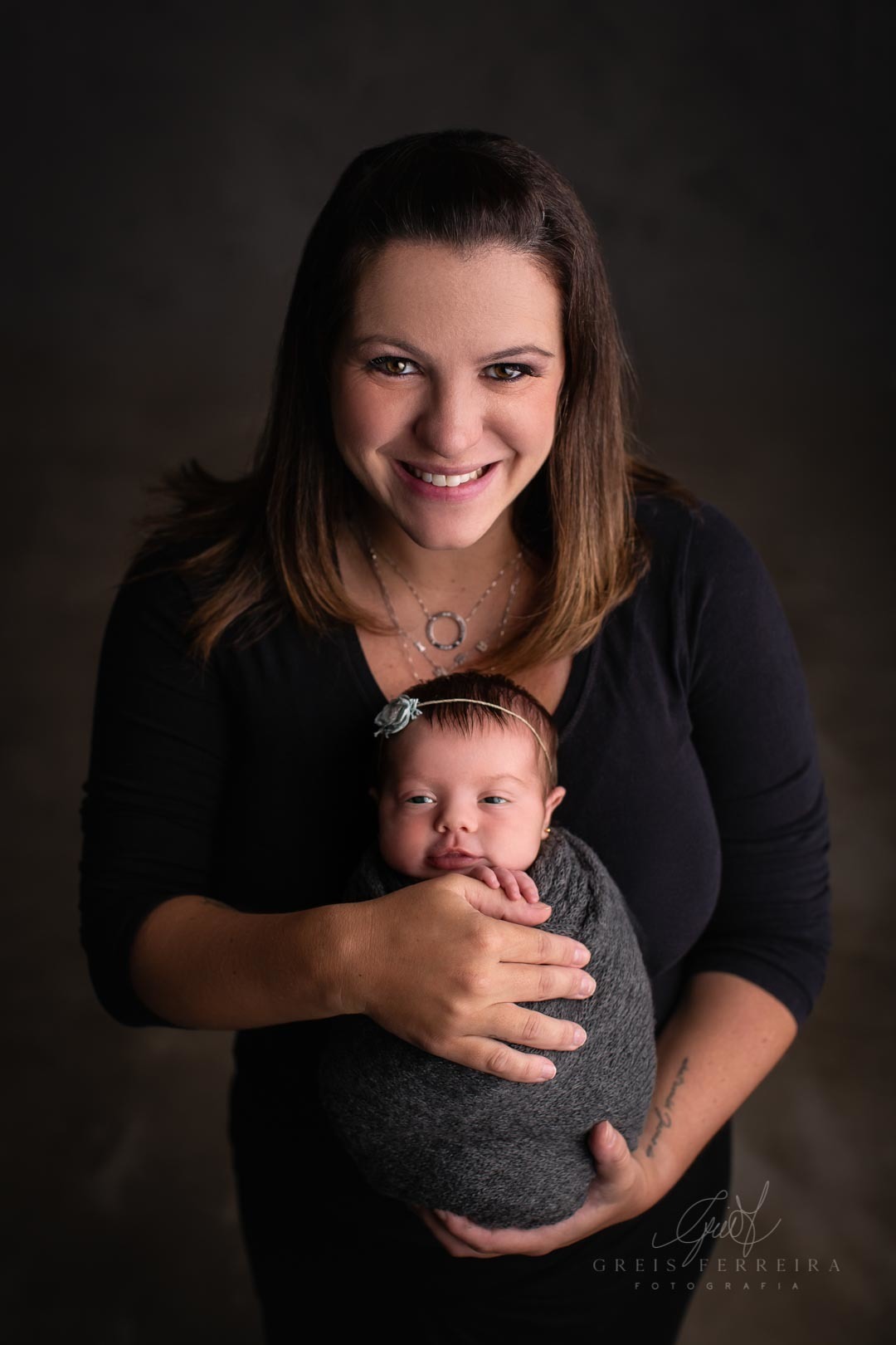 ensaio newborn recem nascido fotografia de bebe menina com familia mae