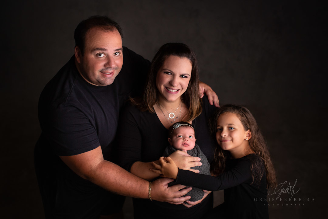 ensaio newborn recem nascido fotografia de bebe menina com familia pai mae irma