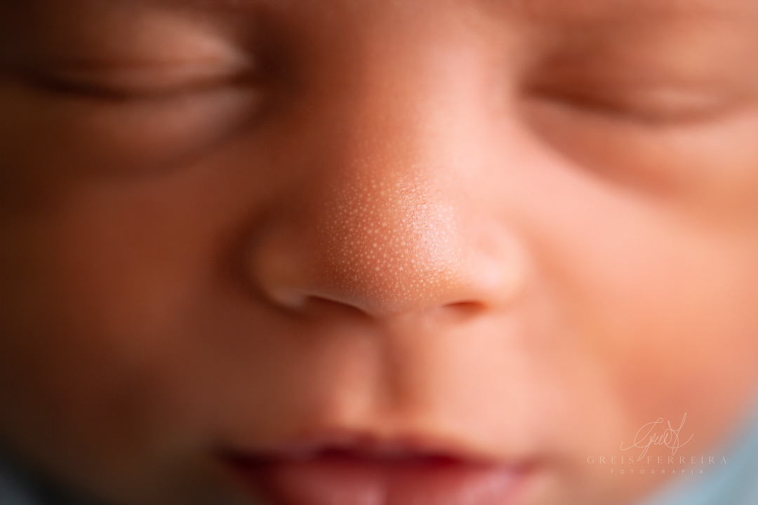 ensaio newborn recem nascido fotografia de bebe menina detalhes rosto