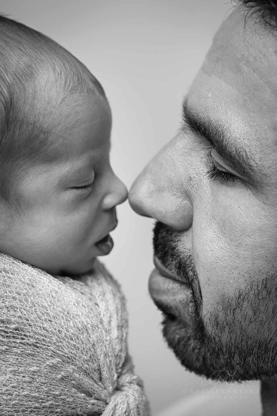 ensaio newborn recem nascido fotografia de bebe menino com familia pai
