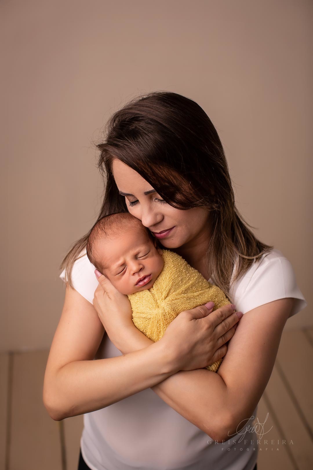 ensaio newborn recem nascido fotografia de bebe menina com familia mae