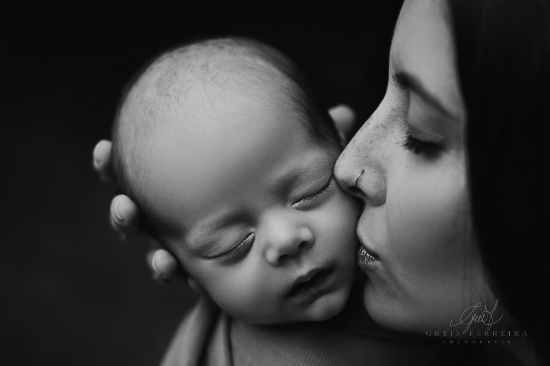 ensaio newborn recem nascido fotografia de bebe menina com familia mae
