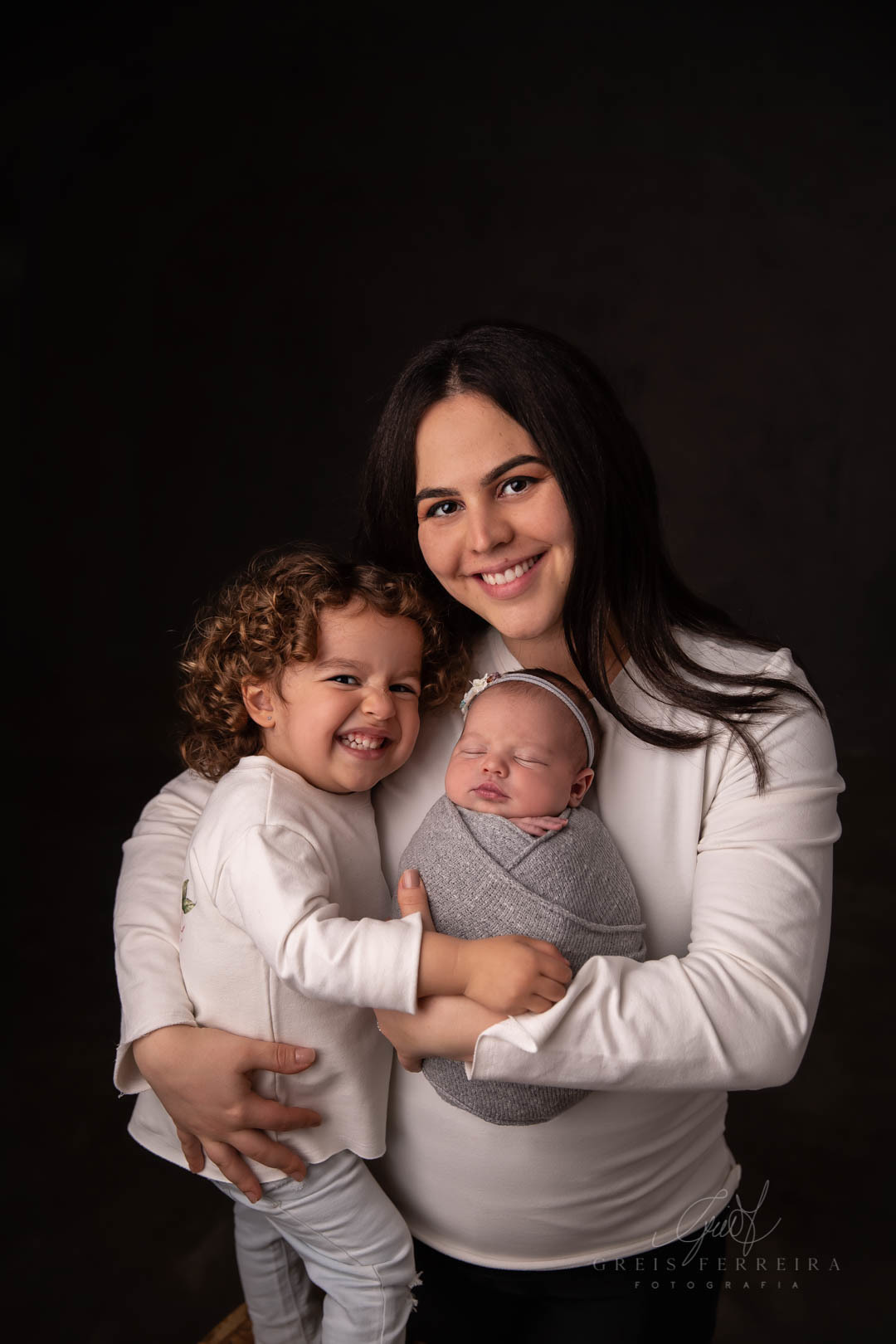 ensaio newborn recem nascido fotografia de bebe menina com familia mae irma
