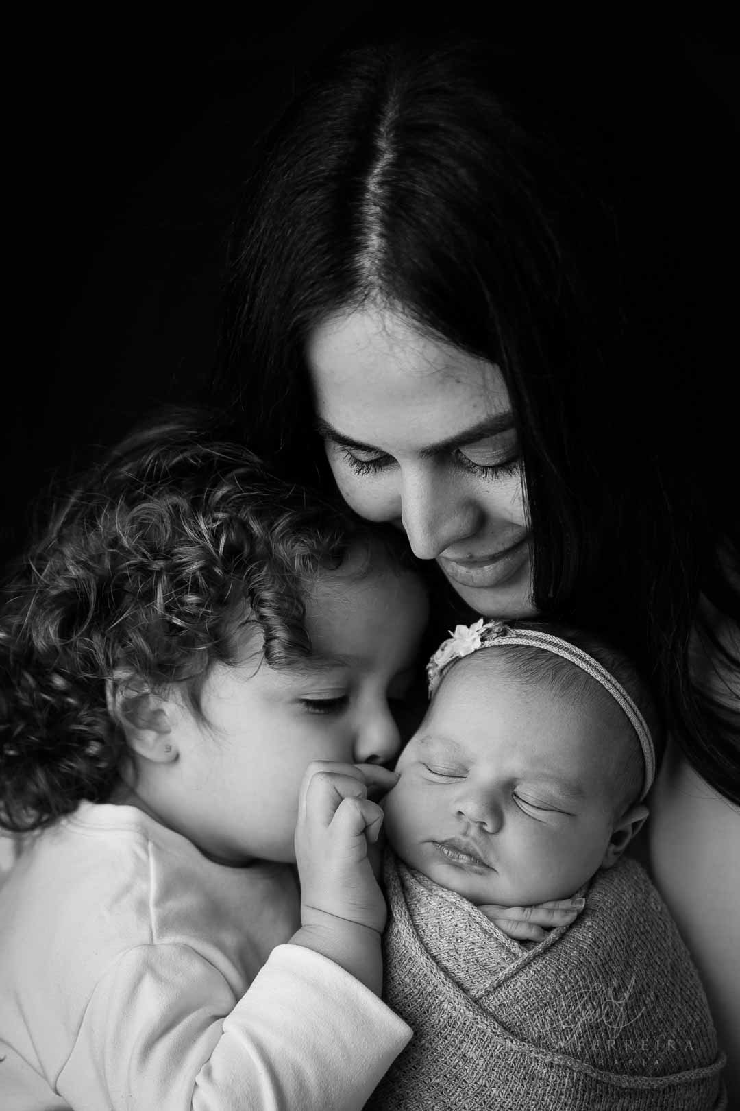 ensaio newborn recem nascido fotografia de bebe menina com familia mae irma