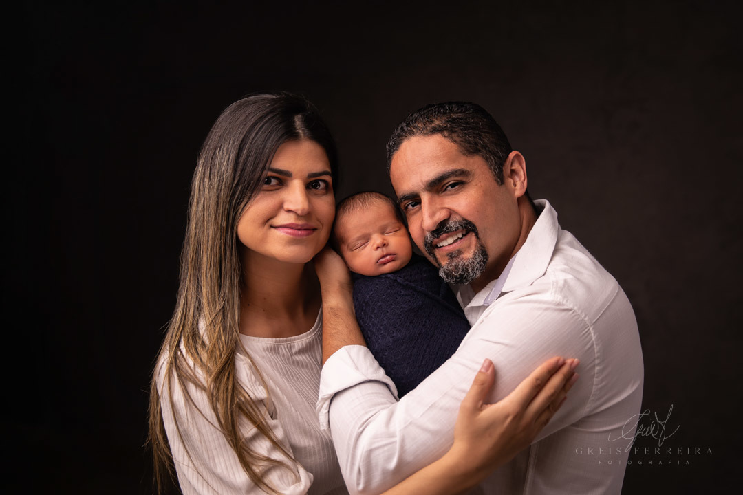 ensaio newborn recem nascido fotografia de bebe menina com familia pai mae