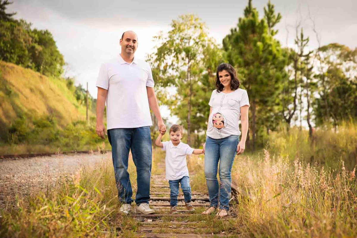 Ensaio Gestante Externo 30 semanas foto gestação com pai casal filho sindorme down