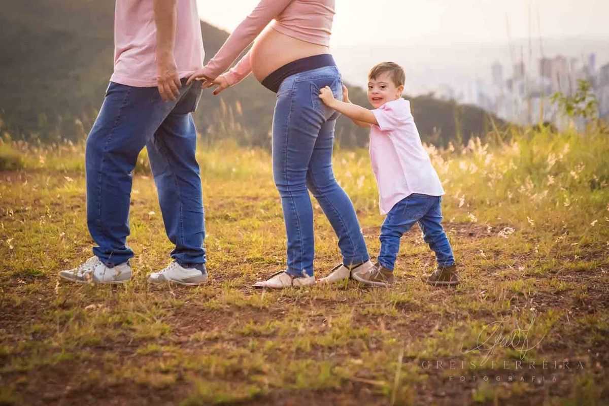 Ensaio Gestante Externo 30 semanas foto gestação com pai casal filho sindorme down