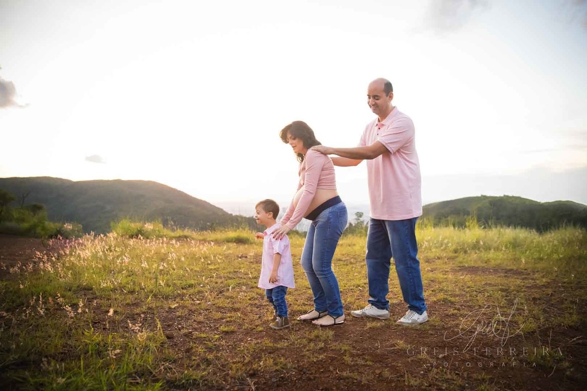 Ensaio Gestante Externo 30 semanas foto gestação com pai casal filho sindorme down