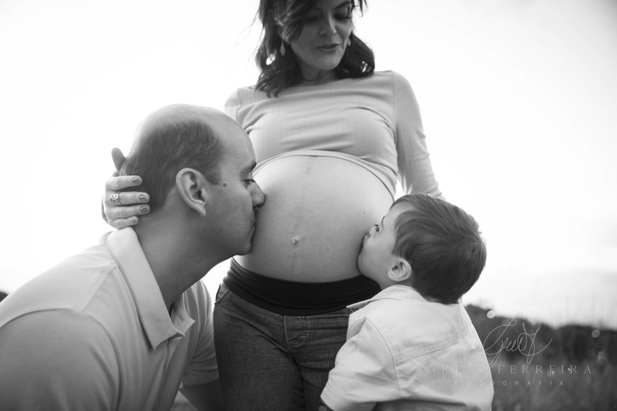 Ensaio Gestante Externo 30 semanas foto gestação com pai casal filho sindorme down