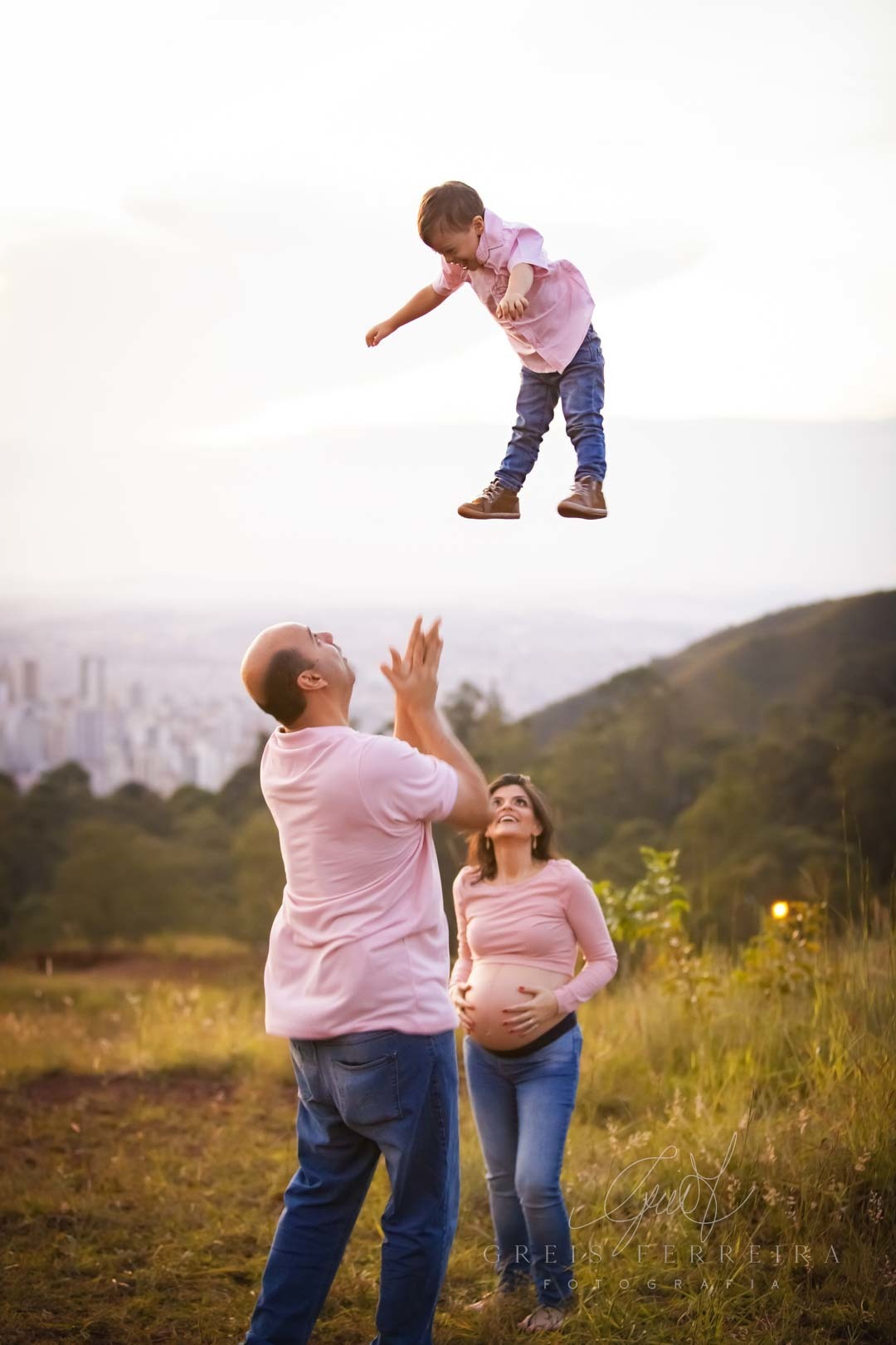 Ensaio Gestante Externo 30 semanas foto gestação com pai casal filho sindorme down