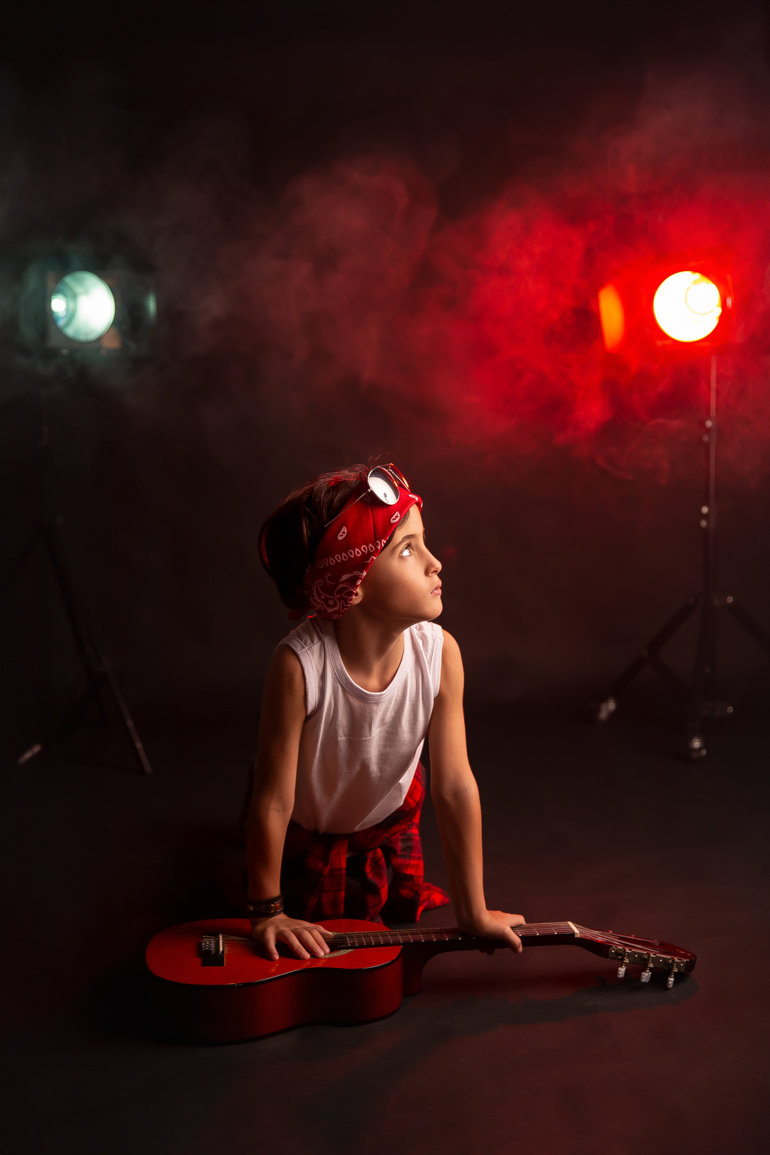 ensaio infantil rock menino oculos escuro violao bandana guns roes axl