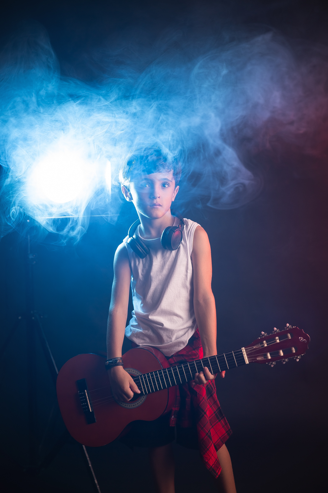 ensaio infantil rock menino oculos escuro violao bandana guns roes axl