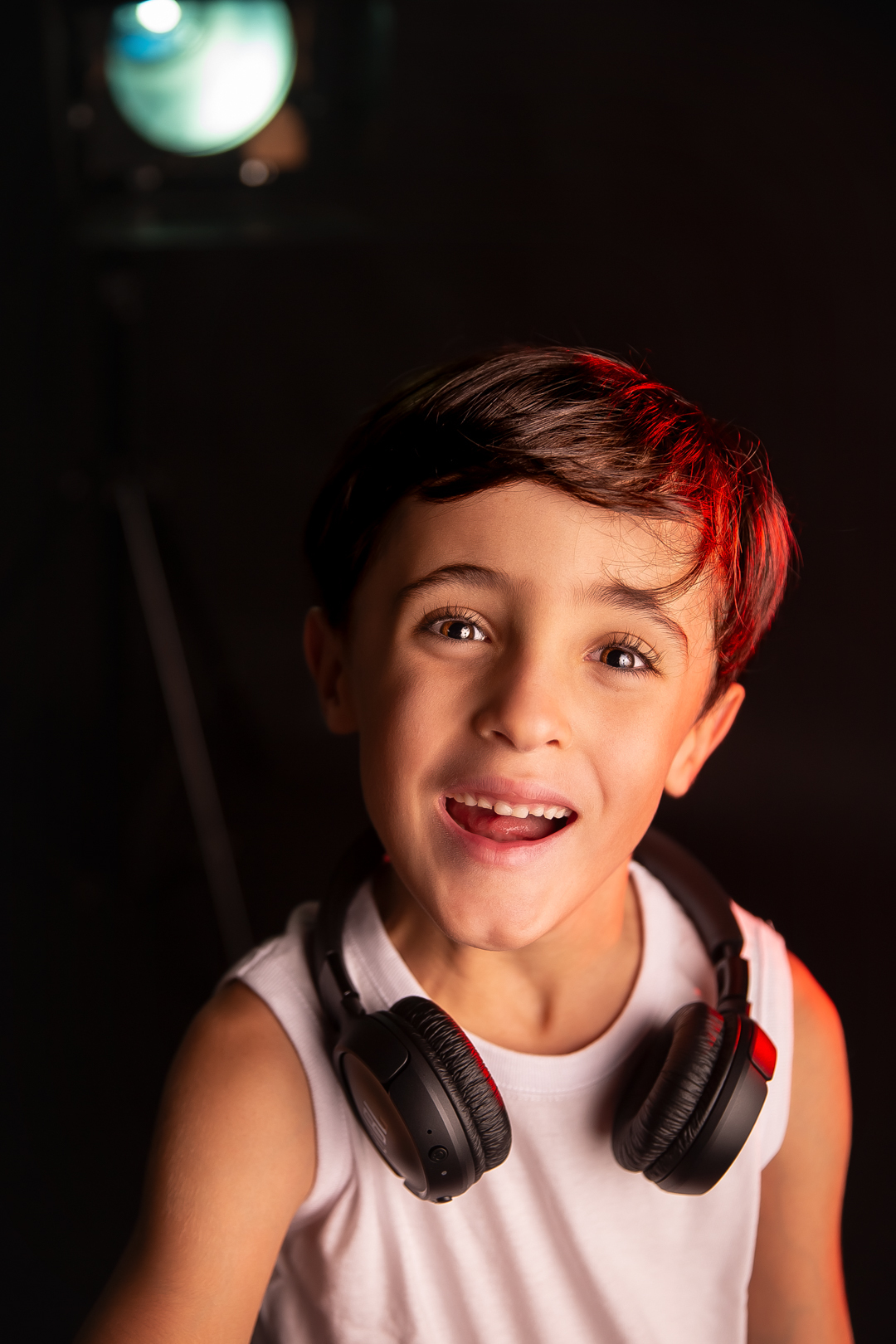 ensaio infantil rock menino oculos escuro violao bandana guns roes axl