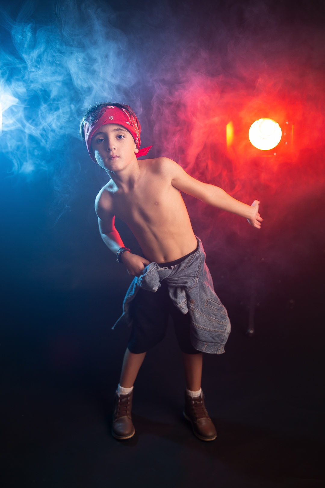 ensaio infantil rock menino oculos escuro violao bandana guns roes axl