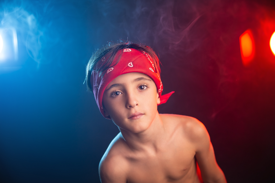 ensaio infantil rock menino oculos escuro violao bandana guns roes axl