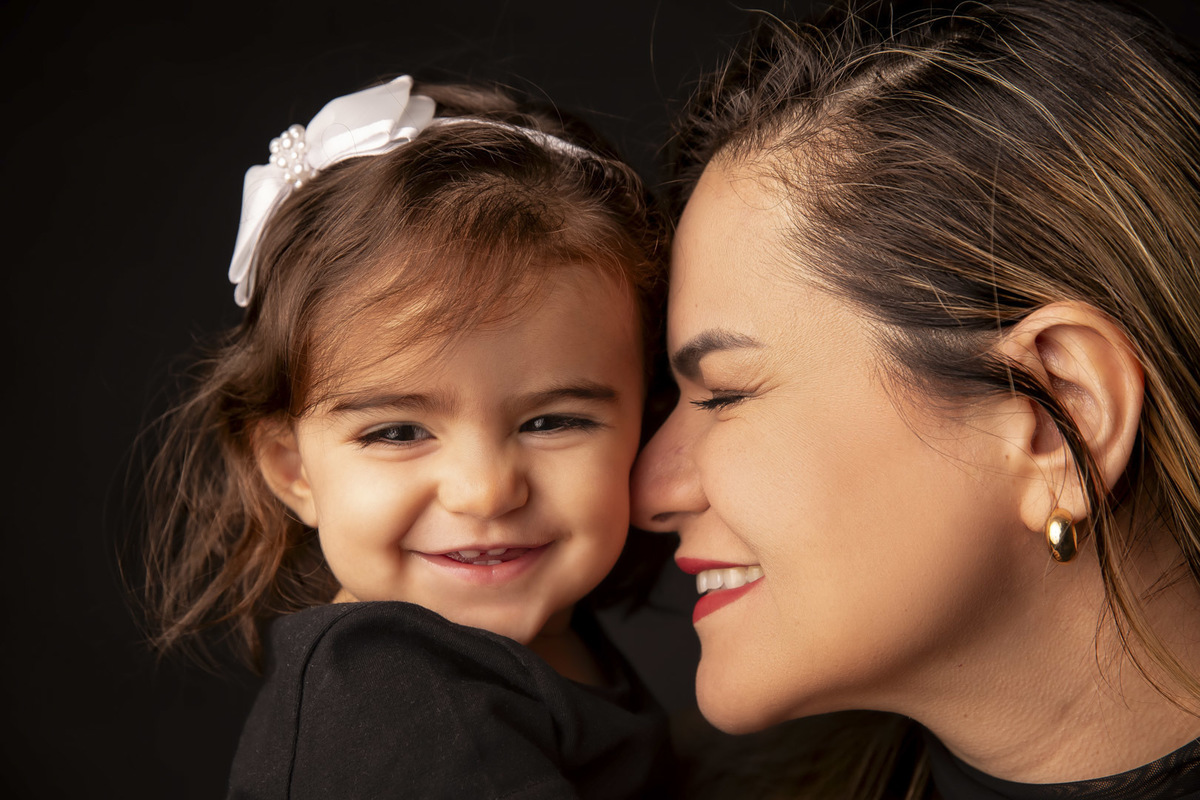 ensaio bebe familia mae filha fundo preto