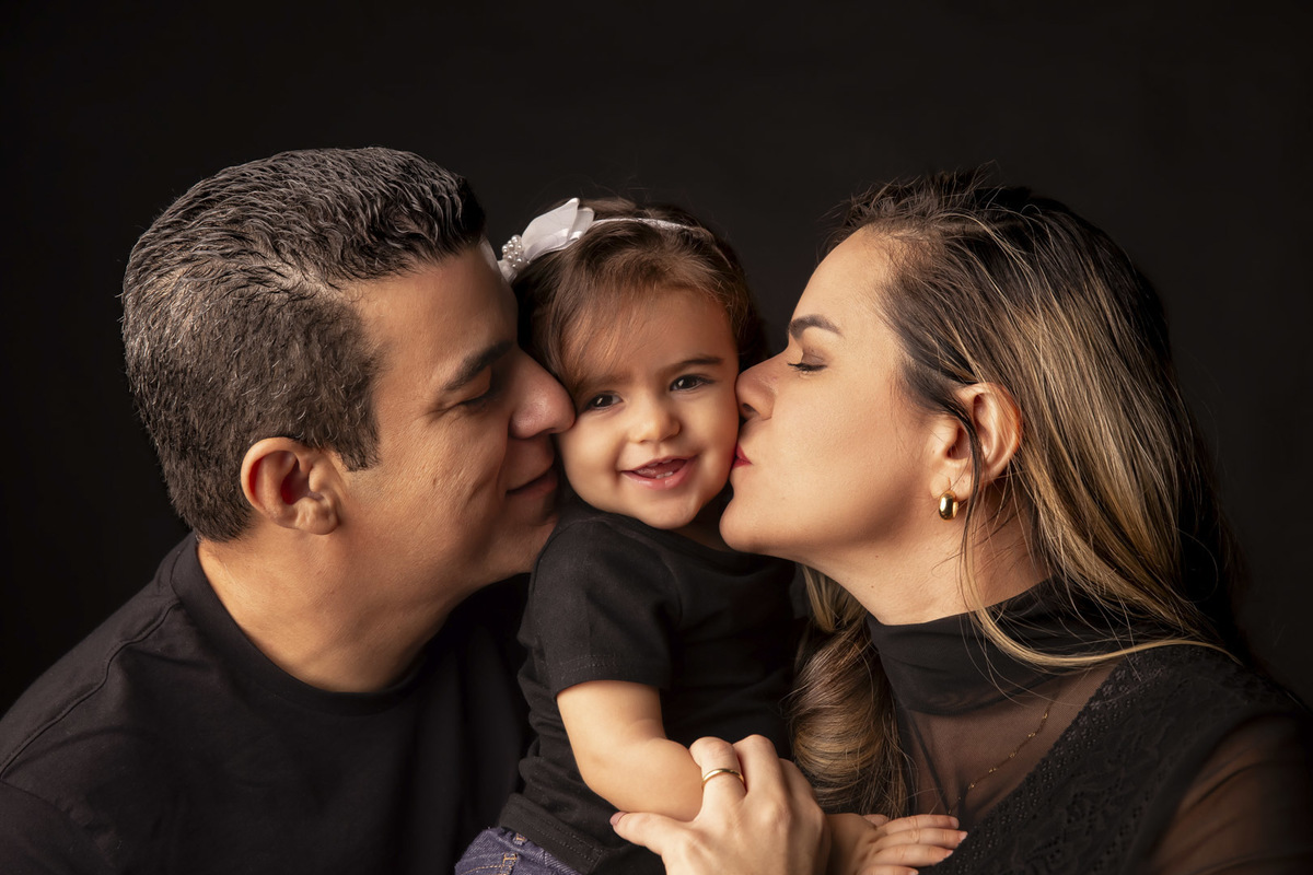 ensaio bebe familia mae pai filha fundo preto