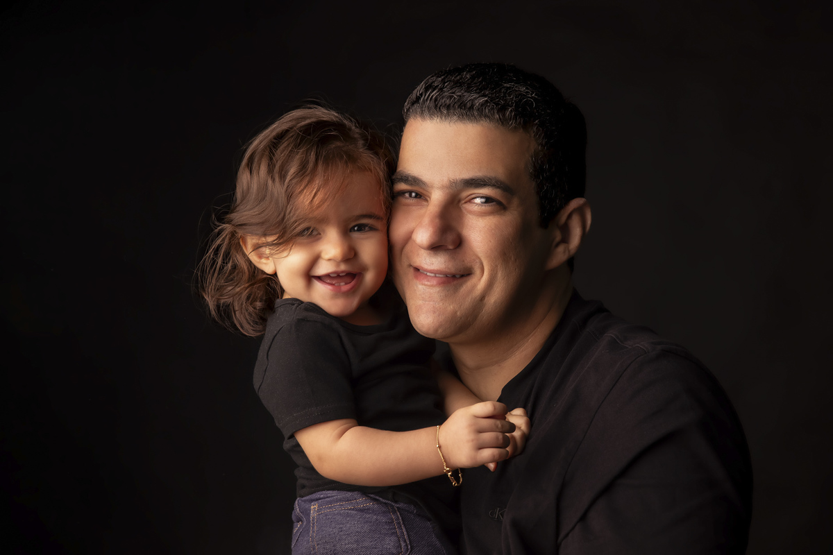 ensaio bebe familia pai filha fundo preto