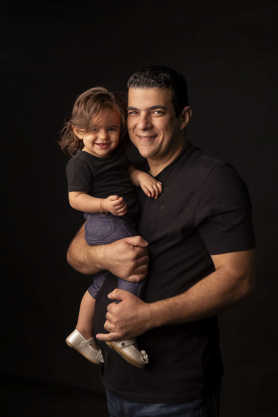 ensaio bebe familia pai filha fundo preto