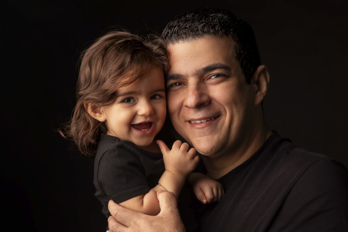 ensaio bebe familia pai filha fundo preto