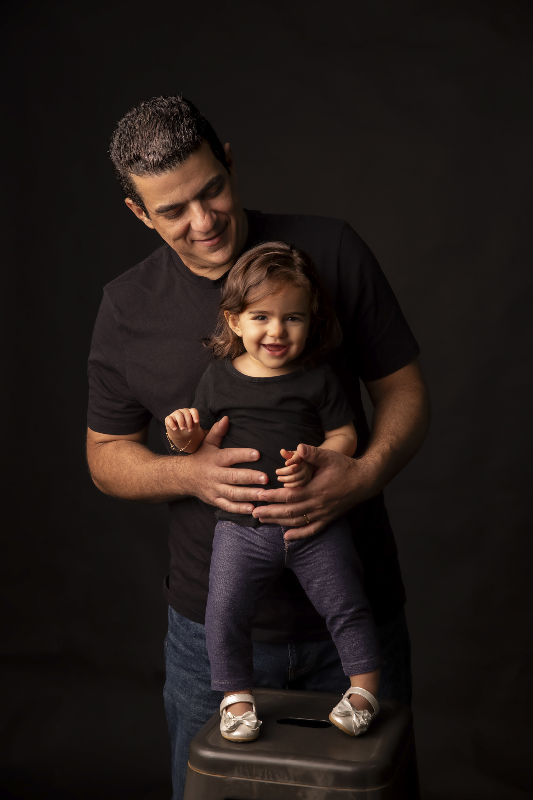 ensaio bebe familia pai filha fundo preto