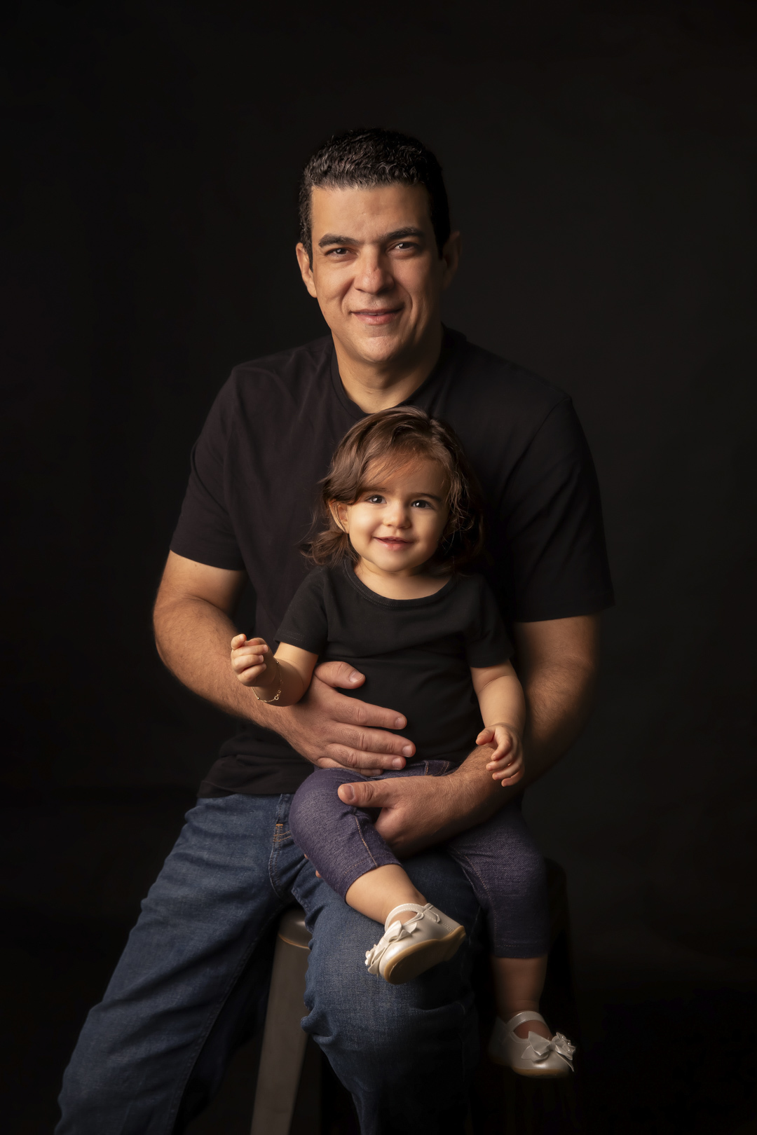 ensaio bebe familia pai filha fundo preto