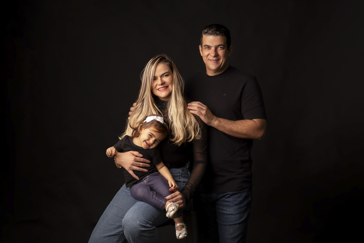 ensaio bebe familia mae pai filha fundo preto
