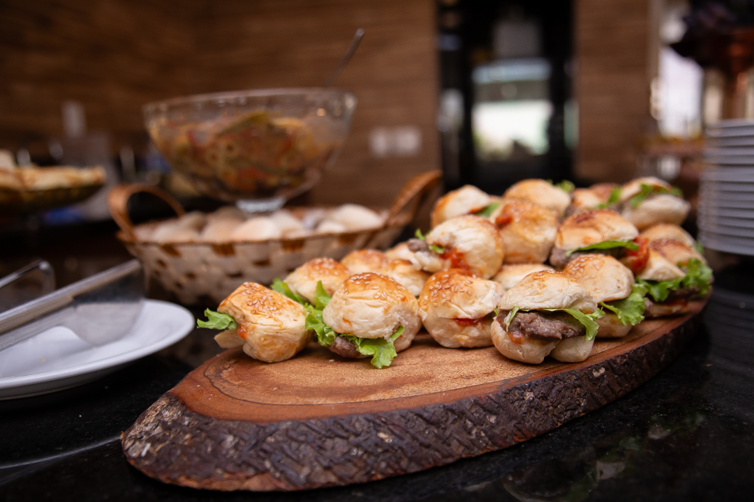 aniversário infantil festa de 1 ano tema confeiteira batizado família doces e confeitaria ensaio de festa infantil fotografias cobertura fotográfica BH primeiro aninho menina  fotos niver cobertura festa evento