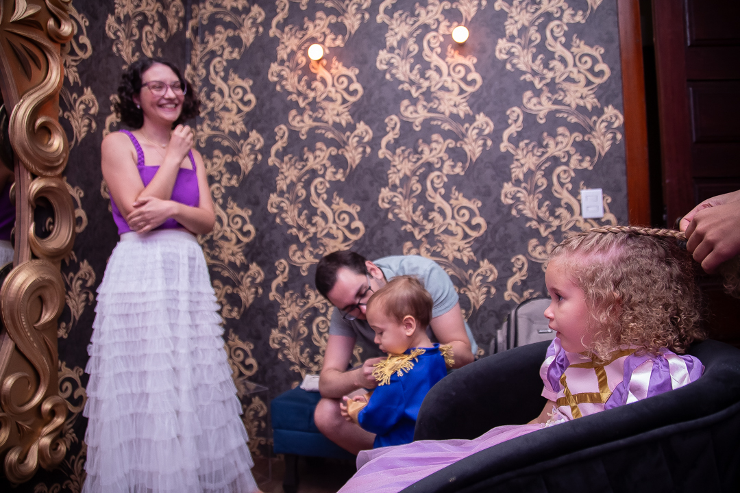 aniversário infantil festa de 1 ano tema rapunzel família ensaio de festa infantil fotografias cobertura fotográfica BH primeiro aninho menina fotos niver cobertura festa evento casa da fada madrinha