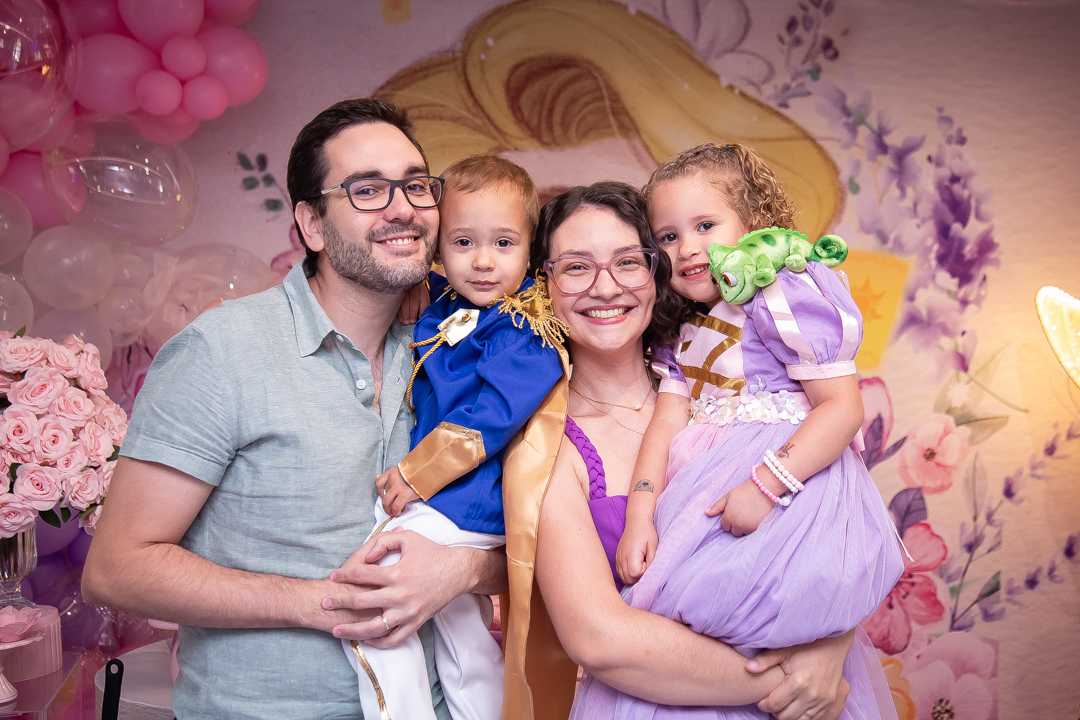 aniversário infantil festa de 1 ano tema rapunzel família ensaio de festa infantil fotografias cobertura fotográfica BH primeiro aninho menina fotos niver cobertura festa evento casa da fada madrinha