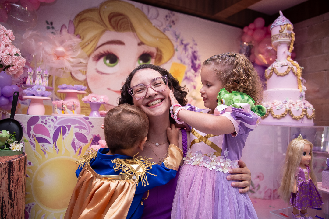 aniversário infantil festa de 1 ano tema rapunzel família ensaio de festa infantil fotografias cobertura fotográfica BH primeiro aninho menina fotos niver cobertura festa evento casa da fada madrinha