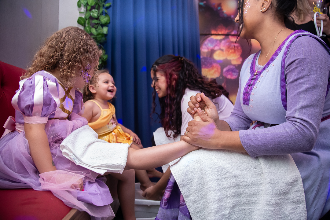 aniversário infantil festa de 1 ano tema rapunzel família ensaio de festa infantil fotografias cobertura fotográfica BH primeiro aninho menina fotos niver cobertura festa evento casa da fada madrinha