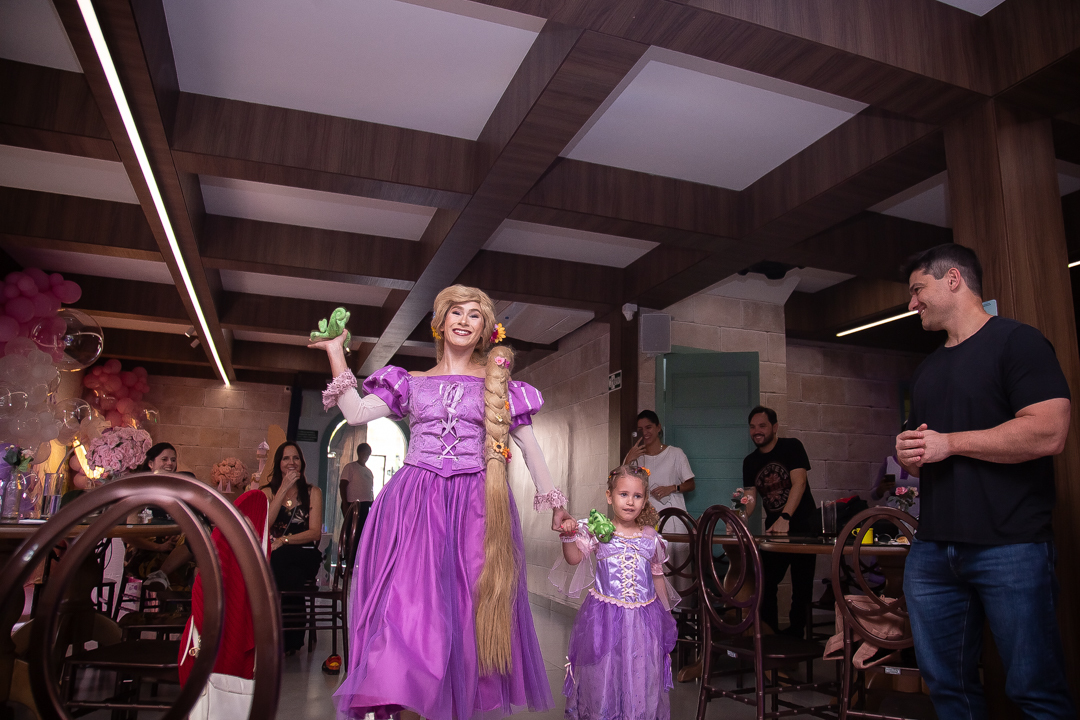 aniversário infantil festa de 1 ano tema rapunzel família ensaio de festa infantil fotografias cobertura fotográfica BH primeiro aninho menina fotos niver cobertura festa evento casa da fada madrinha