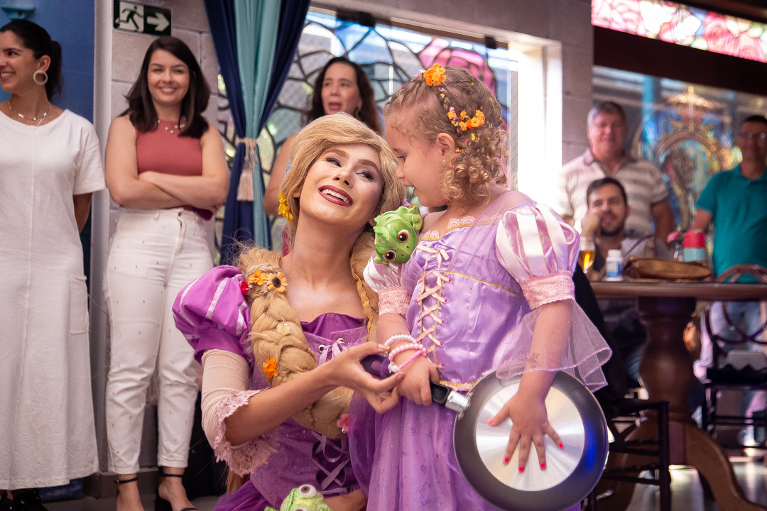 aniversário infantil festa de 1 ano tema rapunzel família ensaio de festa infantil fotografias cobertura fotográfica BH primeiro aninho menina fotos niver cobertura festa evento casa da fada madrinha