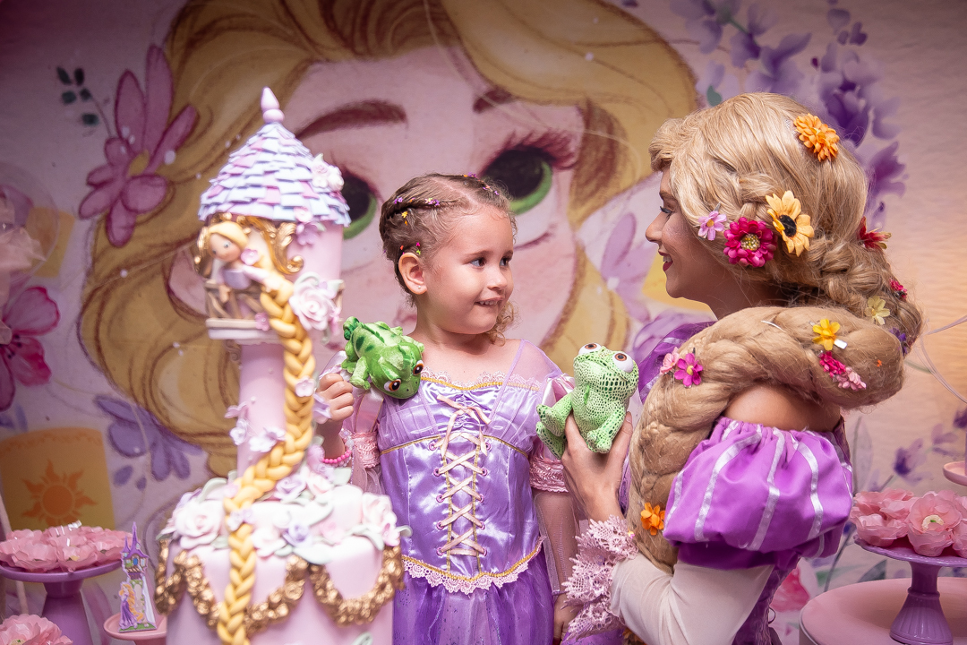 aniversário infantil festa de 1 ano tema rapunzel família ensaio de festa infantil fotografias cobertura fotográfica BH primeiro aninho menina fotos niver cobertura festa evento casa da fada madrinha