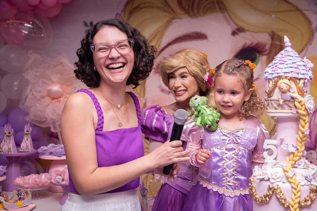 aniversário infantil festa de 1 ano tema rapunzel família ensaio de festa infantil fotografias cobertura fotográfica BH primeiro aninho menina fotos niver cobertura festa evento casa da fada madrinha