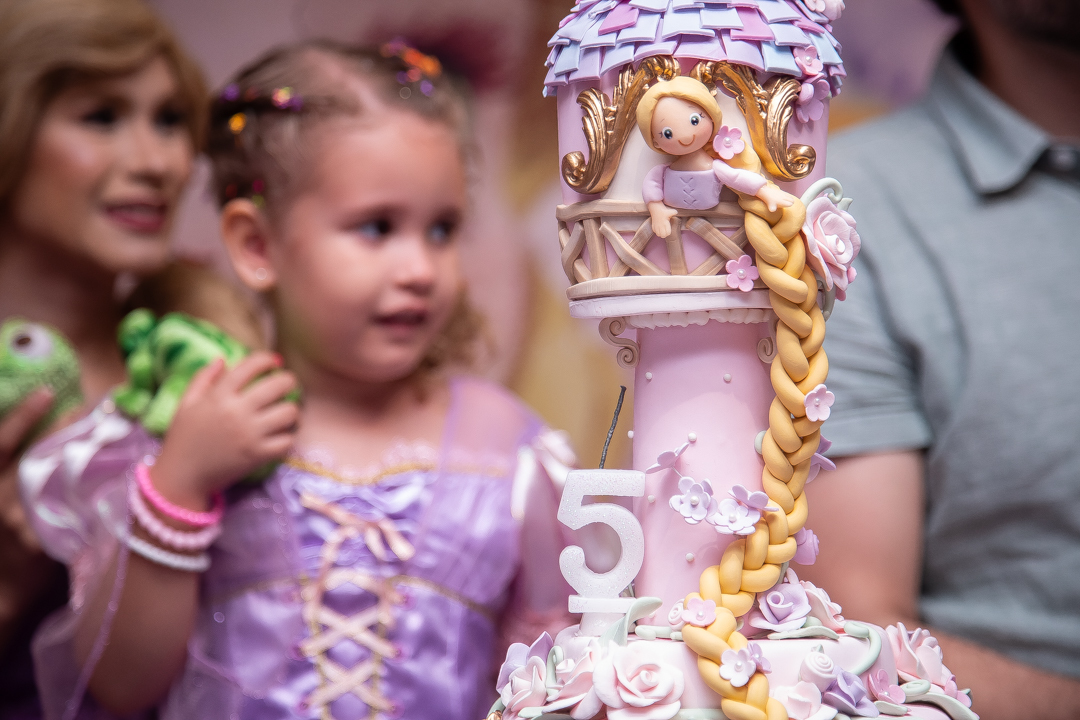 aniversário infantil festa de 1 ano tema rapunzel família ensaio de festa infantil fotografias cobertura fotográfica BH primeiro aninho menina fotos niver cobertura festa evento casa da fada madrinha
