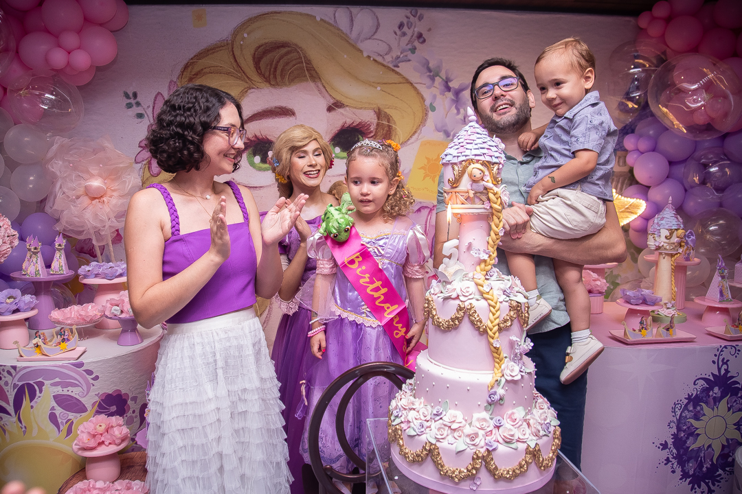 aniversário infantil festa de 1 ano tema rapunzel família ensaio de festa infantil fotografias cobertura fotográfica BH primeiro aninho menina fotos niver cobertura festa evento casa da fada madrinha