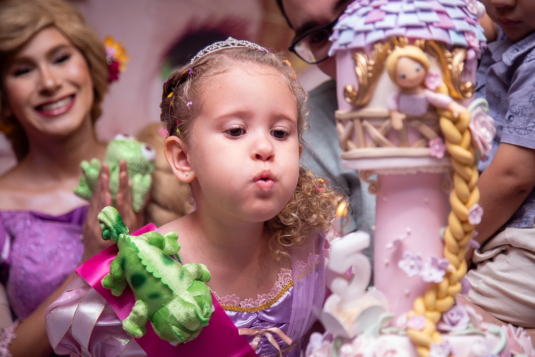 aniversário infantil festa de 1 ano tema rapunzel família ensaio de festa infantil fotografias cobertura fotográfica BH primeiro aninho menina fotos niver cobertura festa evento casa da fada madrinha