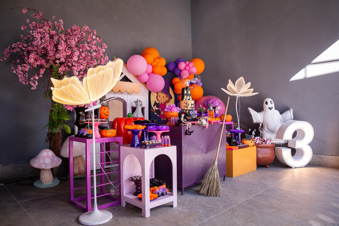 festa de 3 anos, aniversário 3 anos, cobertura fotográfica de festa infantil em BH, fotografia de aniversário infantil, fotógrafo de festas infantis em Belo Horizonte, 3 anos, tema bruxinha, festa temática bruxinha, decoração Halloween infantil