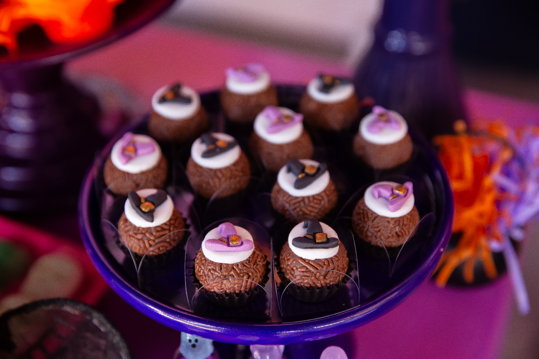 festa de 3 anos, aniversário 3 anos, cobertura fotográfica de festa infantil em BH, fotografia de aniversário infantil, fotógrafo de festas infantis em Belo Horizonte, 3 anos, tema bruxinha, festa temática bruxinha, decoração Halloween infantil