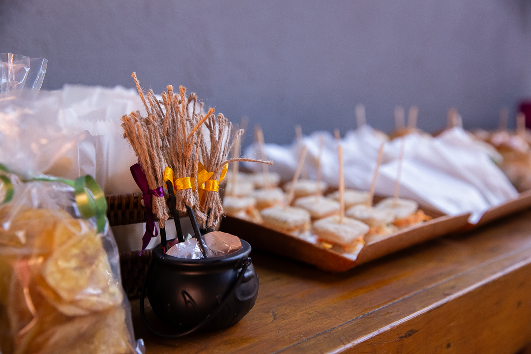 festa de 3 anos, aniversário 3 anos, cobertura fotográfica de festa infantil em BH, fotografia de aniversário infantil, fotógrafo de festas infantis em Belo Horizonte, 3 anos, tema bruxinha, festa temática bruxinha, decoração Halloween infantil