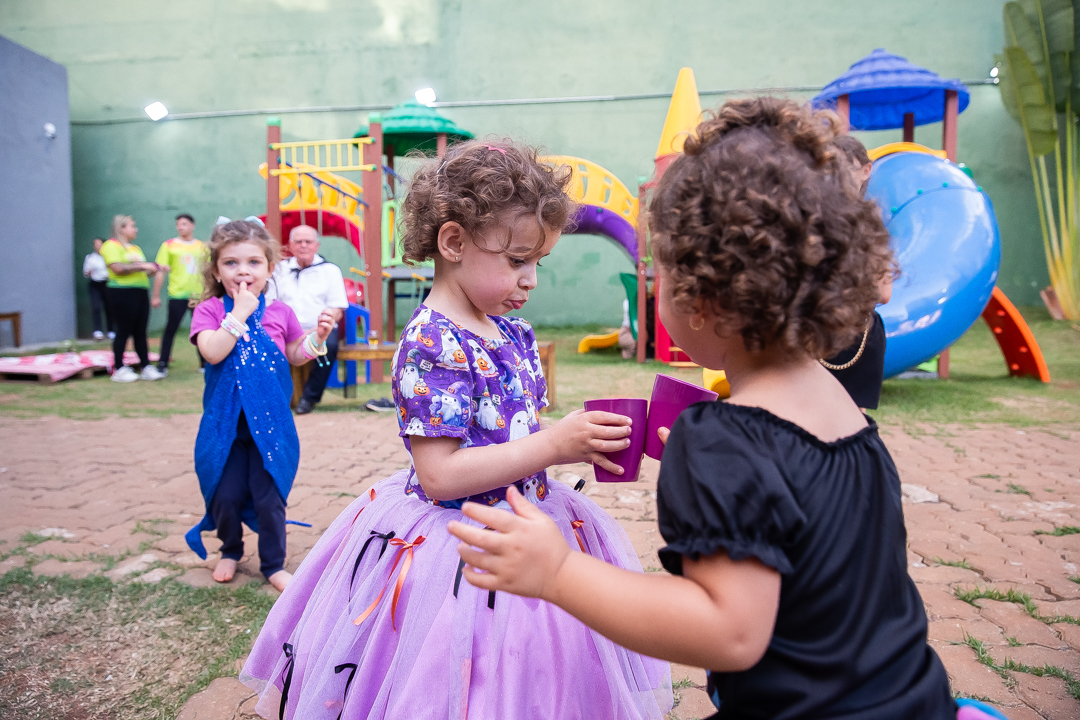 festa de 3 anos, aniversário 3 anos, cobertura fotográfica de festa infantil em BH, fotografia de aniversário infantil, fotógrafo de festas infantis em Belo Horizonte, 3 anos, tema bruxinha, festa temática bruxinha, decoração Halloween infantil