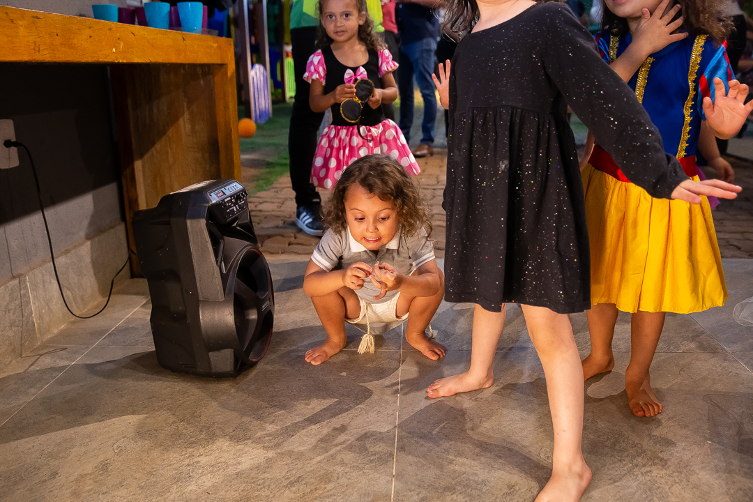 festa de 3 anos, aniversário 3 anos, cobertura fotográfica de festa infantil em BH, fotografia de aniversário infantil, fotógrafo de festas infantis em Belo Horizonte, 3 anos, tema bruxinha, festa temática bruxinha, decoração Halloween infantil