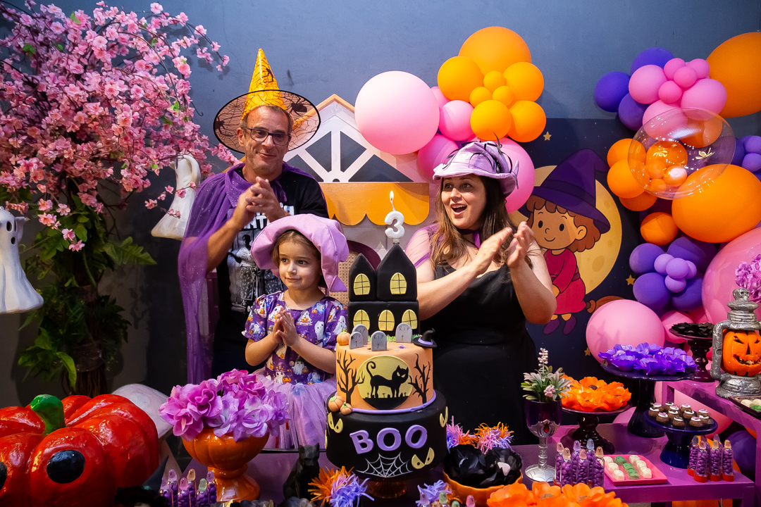festa de 3 anos, aniversário 3 anos, cobertura fotográfica de festa infantil em BH, fotografia de aniversário infantil, fotógrafo de festas infantis em Belo Horizonte, 3 anos, tema bruxinha, festa temática bruxinha, decoração Halloween infantil
